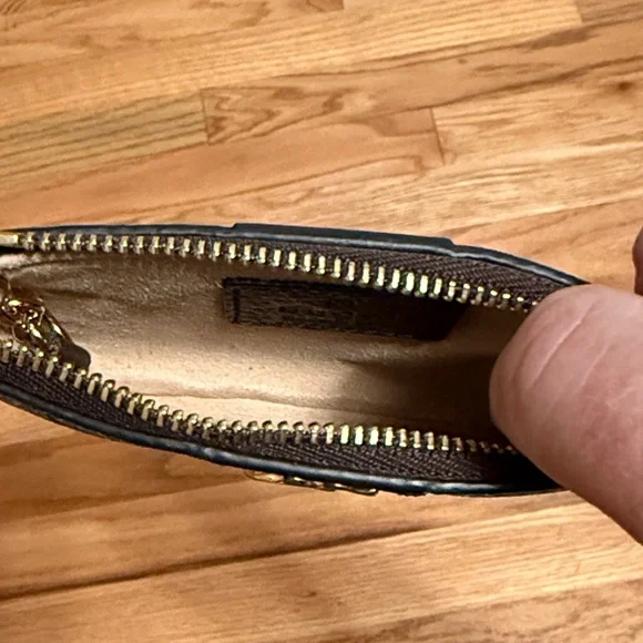 Gucci Beige Monogram Key Pouch with Gold Accents - Picture 3 of 8